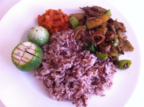 Nasi merah, cumi cabe gendot, sambal lalap terong - Red rice, green chilli squid served with aubergine and sambal dip